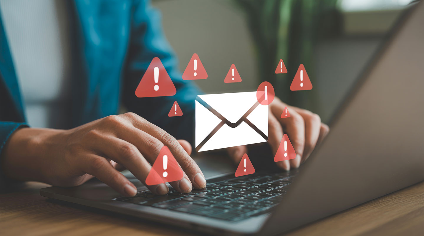 Homme vérifiant un code OTP sur son smartphone pour authentifier la réception d'un document sécurisé